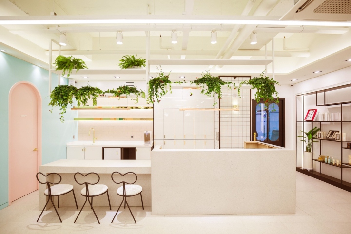 線條纖細(xì)、造型柔美的凳子